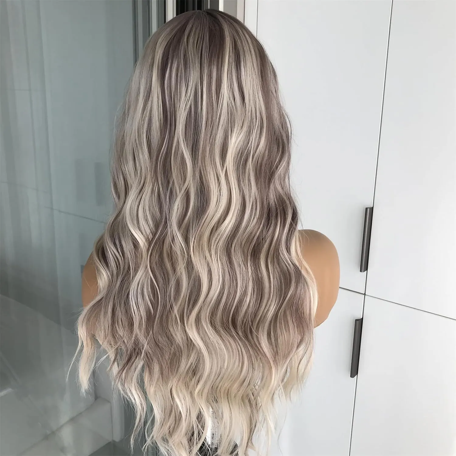 Highlight Blonde Wig Loose Wave 13x4 Synthetic Lace Front Wig for Women Middle Part Pre Plucked Hairline Ombre Curly Shoulder Length Fiber Wig 18inch