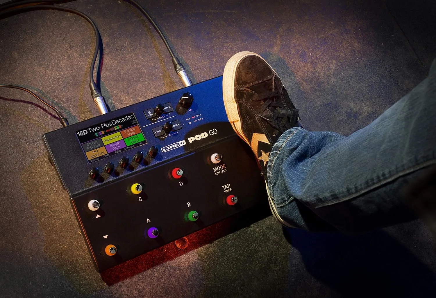 Line 6 POD Go Guitar Multi-Effects Pedal (Black) and Shoulder Bag