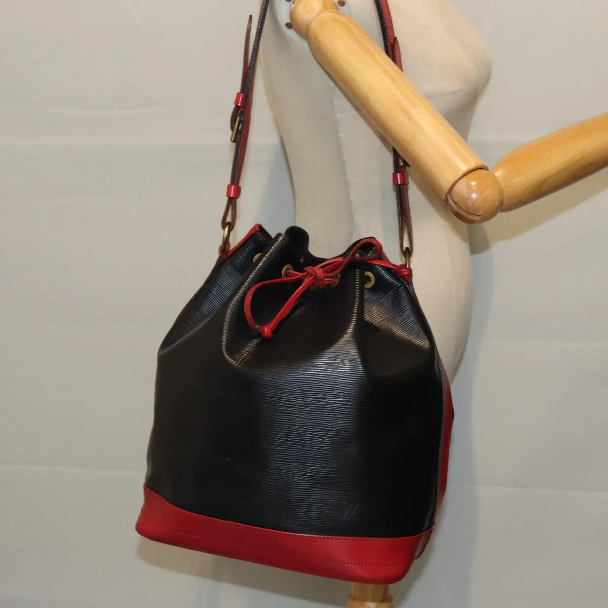 LOUIS VUITTON Epi Noe Shoulder Bag By color Black Red M44017 LV 73082