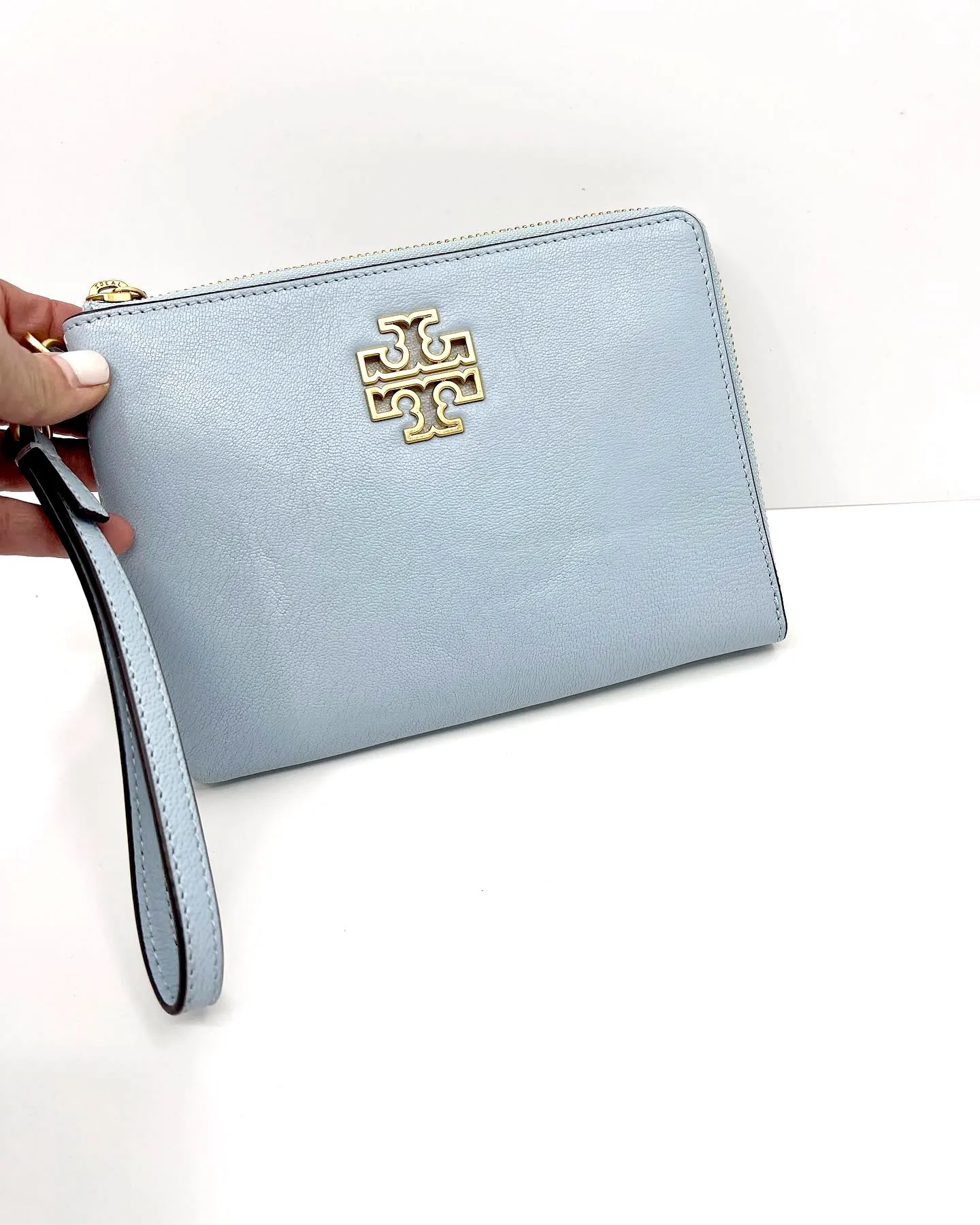TORY BURCH BRITTEN LEATHER ZIP WRISTLET POUCH IN BLUE CLOUD