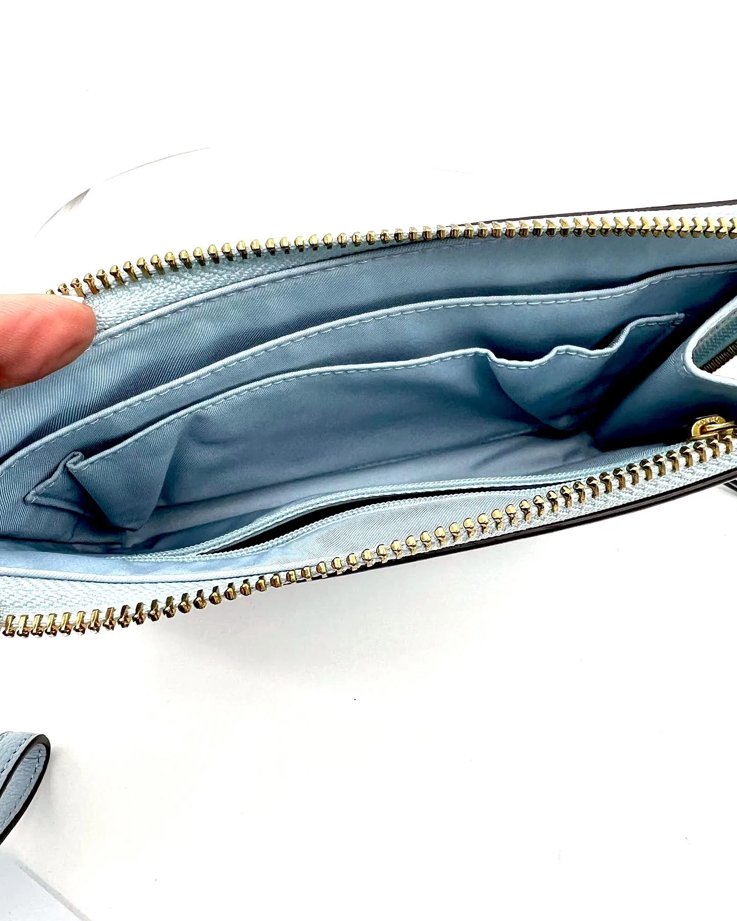 TORY BURCH BRITTEN LEATHER ZIP WRISTLET POUCH IN BLUE CLOUD